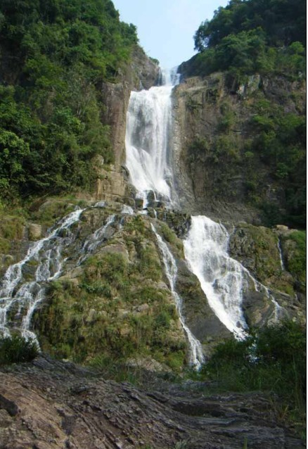 岭南第一瀑,位于岑溪市南渡镇白霜涧风景区内,处于壮丽的白霜涧瀑布与