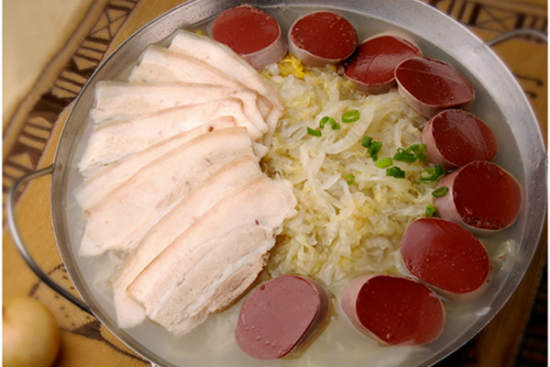 白肉血肠:满族的传统美味,也是最受东北广大城乡群众欢迎的地方菜.