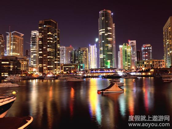 早餐后,参观国家博物馆(游览时间:30分钟左右)是由降温风塔的古代商人大屋及阿拉伯城堡改建而成,是迪拜现存最古老的建筑物;后游览迪拜河。其有海湾威尼斯之称,一条宽阔的港湾向内地延伸约10公里,像一条水面宽阔的大河把这个城市分为两半,乘坐传统水上的士欣赏两岸的现代建筑物;随后往世界闻名的黄金市场以及香料市场,阿拉伯首饰以精美绝伦的做工、优惠的价格闻名。 午餐后,前往参观迪拜塔,世界第一高楼,位于阿拉伯联合酋长国迪拜的一栋已经建成的摩天大楼,有160层,总高828米,比台北101足足高出320米。后前往外观