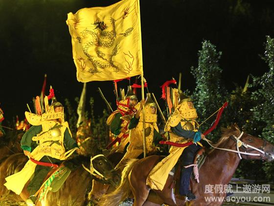 吃完早餐后游览世界上现存最大的古典皇家园林、国家5A级风景区【避暑山庄】及博物馆景区(门票已含,游览约4小时),伴随山庄古朴风情,品荷花飘香,看碧波荡漾,了解那历经了百年风雨依然屹立的古典皇家园林。整个避暑山庄分为宫殿区和苑景区两大部分,参观古朴典雅的宫殿区,包括:正宫,东宫,松鹤斋和万壑松风四组建筑,欣赏帝王奢华的金丝楠木殿,四知书屋,烟波致爽的特色建筑,这里是清朝皇帝处理朝政,举行庆典,日常起居的地方。苑景区又称湖区,湖光山色,兼具南秀北雄之特点;山庄内楼台殿阁,寺观庵庙等古建筑达120多组,这