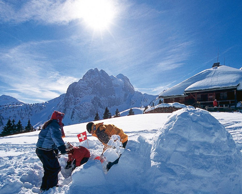 乘坐豪华旅游车前往世界顶级滑雪胜地采尔马特,瑞士国际大型滑雪场,直